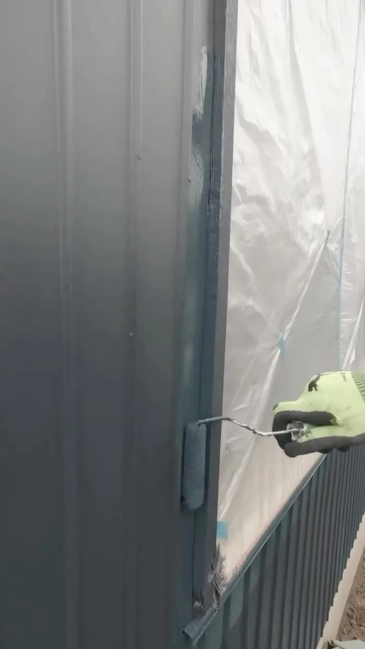 トタン外壁の塗装工事。